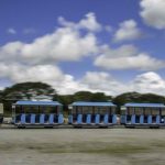 Το ηλεκτρικό Defender σέρνει 12τονο τραινάκι!