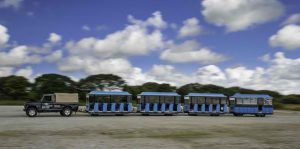 Το ηλεκτρικό Defender σέρνει 12τονο τραινάκι!