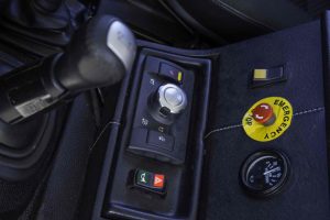 Το ηλεκτρικό Defender σέρνει 12τονο τραινάκι!