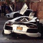 Lamborghini Aventador κόπηκε στα δύο σε πρόσκρουση σε δέντρο