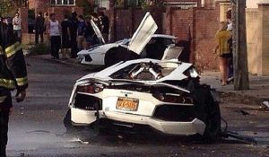 Lamborghini Aventador κόπηκε στα δύο σε πρόσκρουση σε δέντρο