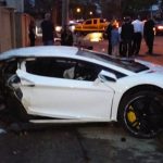 Lamborghini Aventador κόπηκε στα δύο σε πρόσκρουση σε δέντρο
