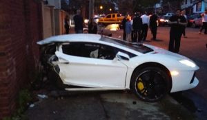 Lamborghini Aventador κόπηκε στα δύο σε πρόσκρουση σε δέντρο