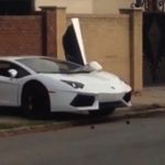 Lamborghini Aventador κόπηκε στα δύο σε πρόσκρουση σε δέντρο