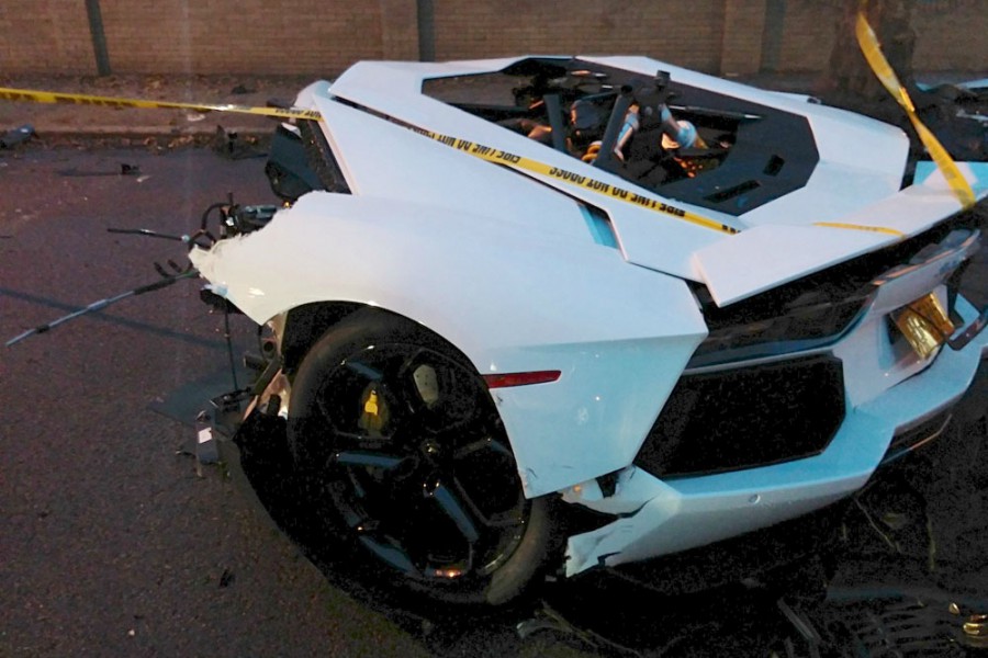 Lamborghini Aventador κόπηκε στα δύο σε πρόσκρουση σε δέντρο