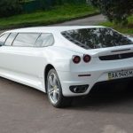 Μαντέψτε τι «κρύβεται» κάτω από την Ferrari limo...