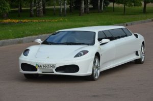 Μαντέψτε τι «κρύβεται» κάτω από την Ferrari limo…