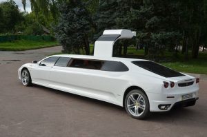 Μαντέψτε τι «κρύβεται» κάτω από την Ferrari limo…