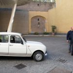 Ο Πάπας Φραγκίσκος οδηγεί Renault 4L