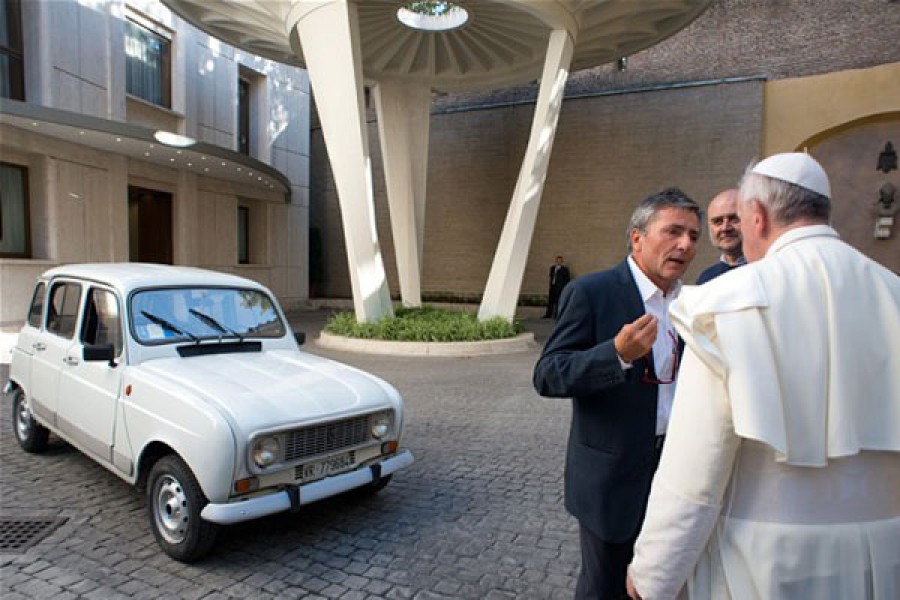 Ο Πάπας Φραγκίσκος οδηγεί Renault 4L
