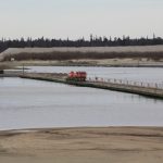 Φορτηγό προκαλεί χάος σε βυθισμένη πλωτή γέφυρα