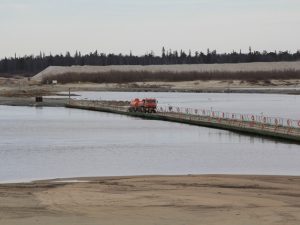 Φορτηγό προκαλεί χάος σε βυθισμένη πλωτή γέφυρα