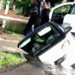 Μεγάλη λακκούβα «κατάπιε» smart