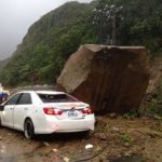 Βράχος από κατολίσθηση σταματά δίπλα από αυτοκίνητο!