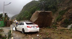 Βράχος από κατολίσθηση σταματά δίπλα από αυτοκίνητο!