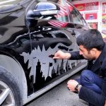 Κάνει τέχνη πάνω στα βρώμικα αυτοκίνητα!