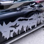 Κάνει τέχνη πάνω στα βρώμικα αυτοκίνητα!