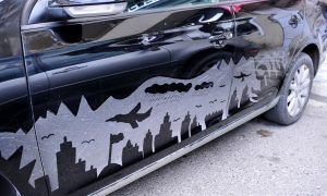 Κάνει τέχνη πάνω στα βρώμικα αυτοκίνητα!