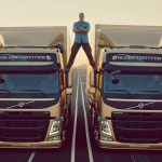 Ο Van Damme «χωρίζει» δύο φορτηγά Volvo
