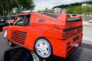 Ferrari Testarossa ρεπλίκα από χαρτοκιβώτια!