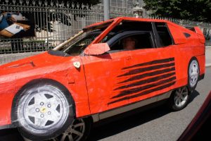 Ferrari Testarossa ρεπλίκα από χαρτοκιβώτια!