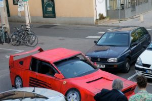 Ferrari Testarossa ρεπλίκα από χαρτοκιβώτια!