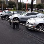 Γυμνός άνδρας πυροβόλησε πολυτελή αυτοκίνητα