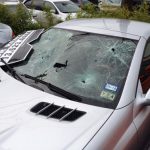 Γυμνός άνδρας πυροβόλησε πολυτελή αυτοκίνητα