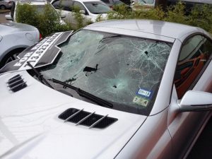 Γυμνός άνδρας πυροβόλησε πολυτελή αυτοκίνητα