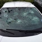 Γυμνός άνδρας πυροβόλησε πολυτελή αυτοκίνητα