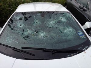 Γυμνός άνδρας πυροβόλησε πολυτελή αυτοκίνητα