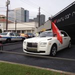 Γυμνός άνδρας πυροβόλησε πολυτελή αυτοκίνητα