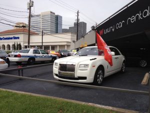 Γυμνός άνδρας πυροβόλησε πολυτελή αυτοκίνητα