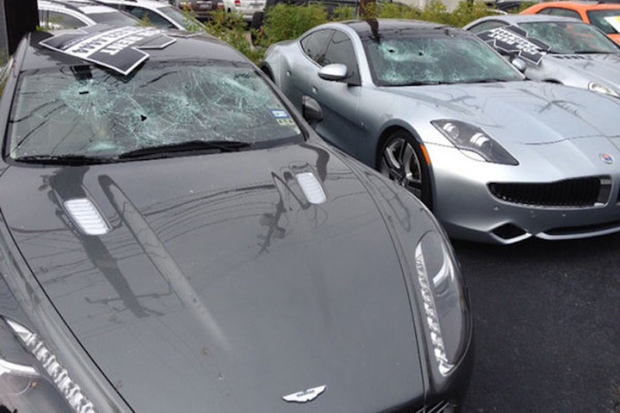 Γυμνός άνδρας πυροβόλησε πολυτελή αυτοκίνητα