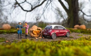 Μινιατούρες Opel ADAM σε φυσικό περιβάλλον