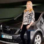 H Claudia Schiffer είναι το νέο «μοντέλο» της Opel