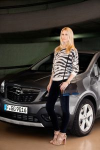 H Claudia Schiffer είναι το νέο «μοντέλο» της Opel