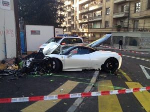 Γυναίκα οδηγός 21 ετών διέλυσε μια Ferrari 458