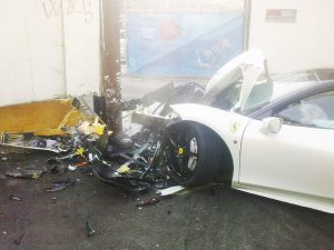 Γυναίκα οδηγός 21 ετών διέλυσε μια Ferrari 458