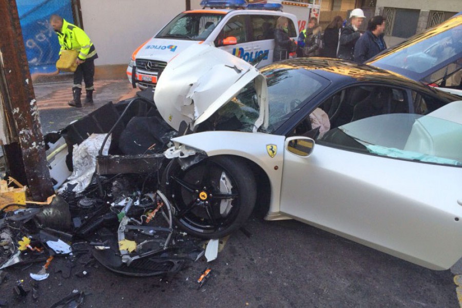 Γυναίκα οδηγός 21 ετών διέλυσε μια Ferrari 458