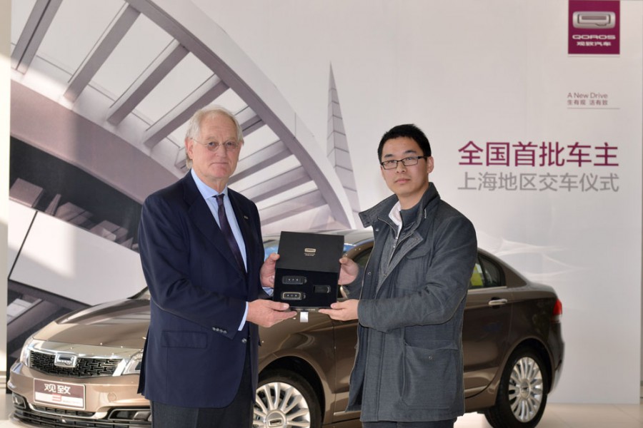 Η Qoros παραδίδει το πρώτο της αυτοκίνητο