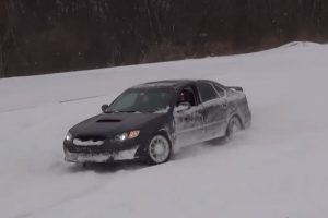 «Παιχνίδια» στα χιόνια με Subaru BRZ και Legacy GT 400 ίππων