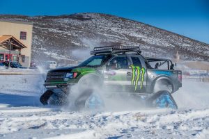 Ο Ken Block εν δράση με το όχημα χιονιού Ford F-150 RaptorTrax