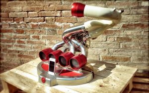 Απίστευτα ηχεία από αληθινές πολλαπλές εξατμίσεις κινητήρων!