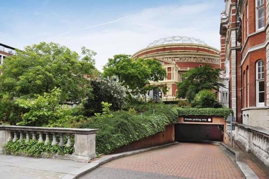 Να η ευκαιρία: 486.000 ευρώ για δύο parking στο Λονδίνο!