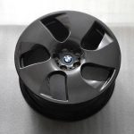 Η BMW βάζει στην παραγωγή ζάντες και τιμόνι από ανθρακόνημα