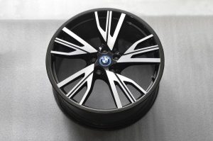 Η BMW βάζει στην παραγωγή ζάντες και τιμόνι από ανθρακόνημα