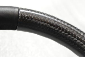 Η BMW βάζει στην παραγωγή ζάντες και τιμόνι από ανθρακόνημα