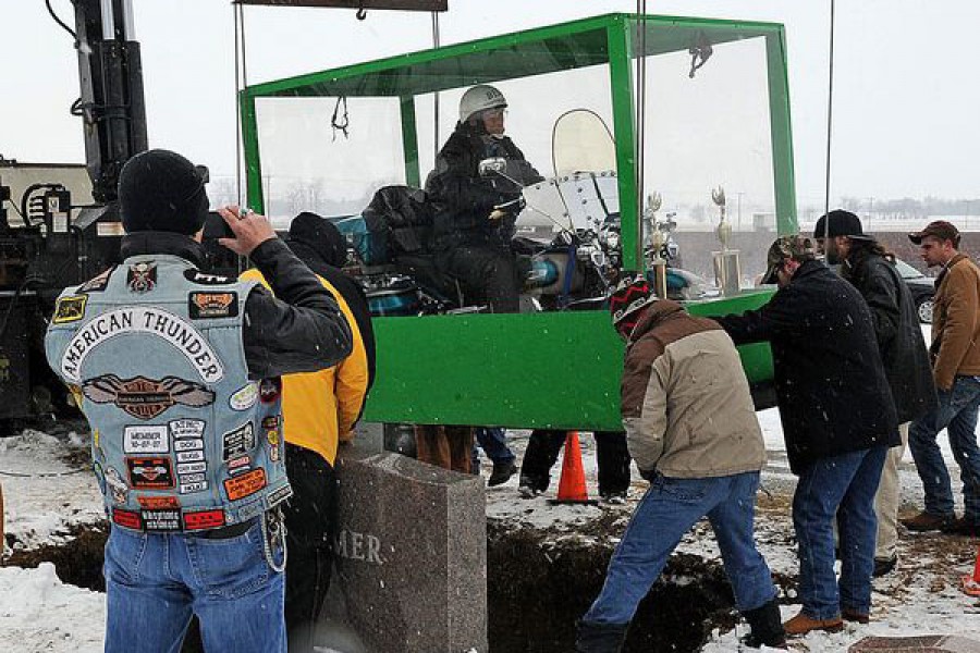 Μοτοσικλετιστής θάφτηκε πάνω στην αγαπημένη του Harley Davidson!