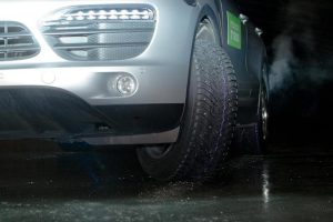 Το πρώτο χειμερινό λάστιχο με αναδιπλούμενα καρφιά! (+video)